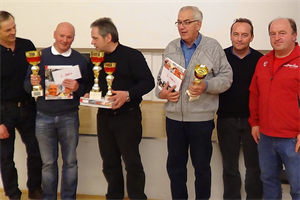 Die Sieger mit Veranstalter und Vzbgm. Ernst Hammer (links)